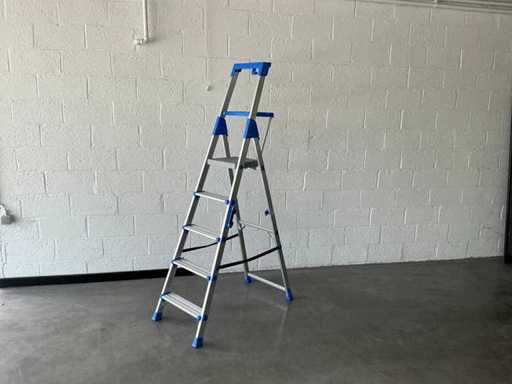 A015-105 Stepladder