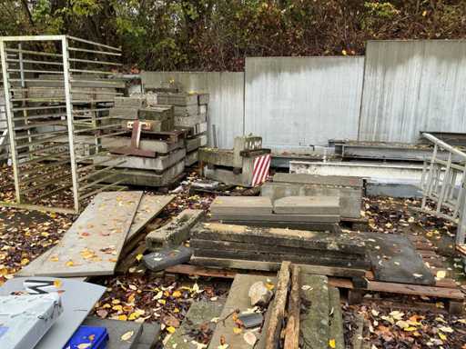 Partij diverse stenen, beton palen en betonblokken