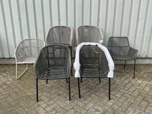 Seria różnych krzeseł ogrodowych