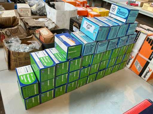 Rib nails and rod nails (40x)