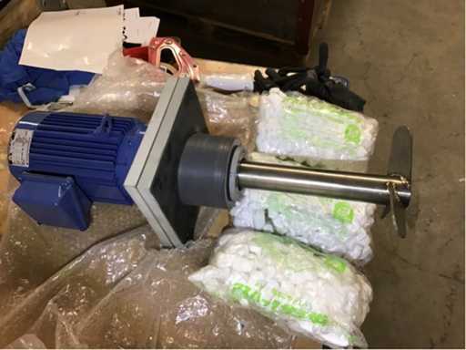 Induction electric motor with agitator