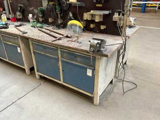 Werkbank met bankschroef