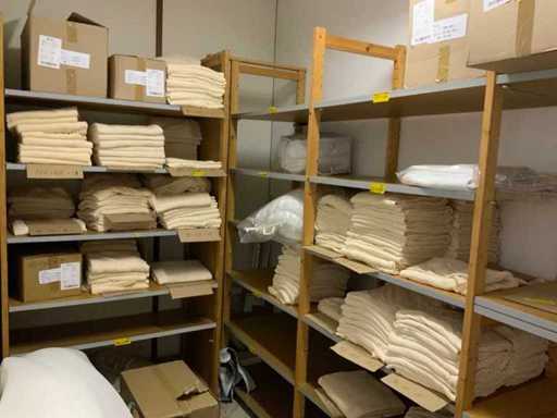 Espace de rangement complet avec literie, fermetures éclair, matériaux d’emballage, échantillons, protège-terrasses, stock textile, etc.