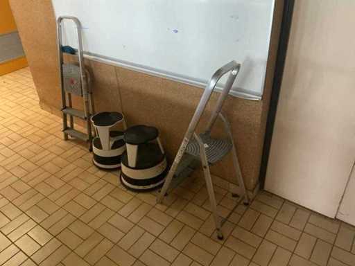 Scări cu trepte și scaune cu roți