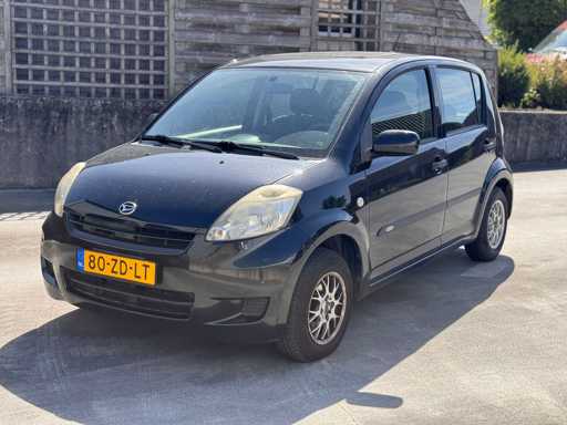 Daihatsu Sirion 2 1.0-12V Trend, 80-ZD-LT