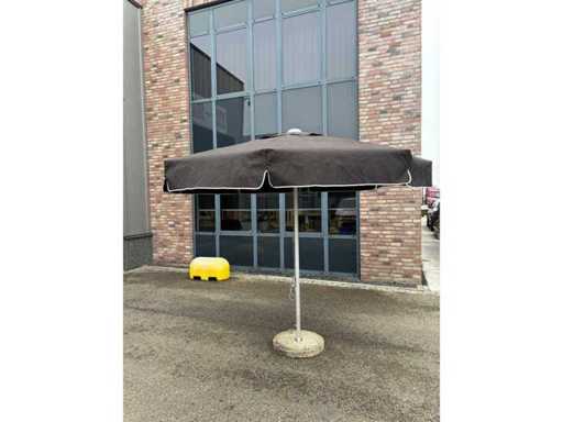 Parasol met betonnen voet