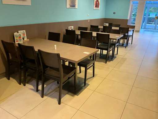 Vari tavoli da ristorante con sedie (17x)