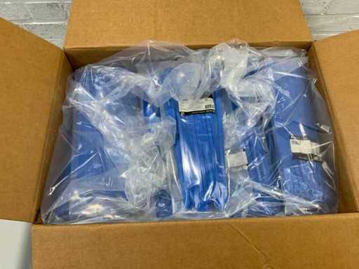 O mulțime de bride de cablu, câte 50 de saci de câte 100 de bucăți fiecare