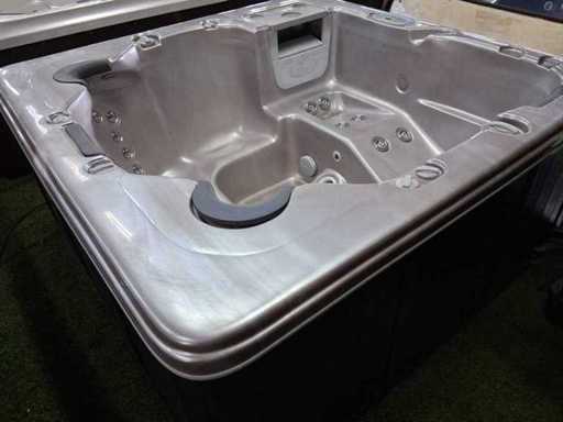 Island spa Jacuzzi