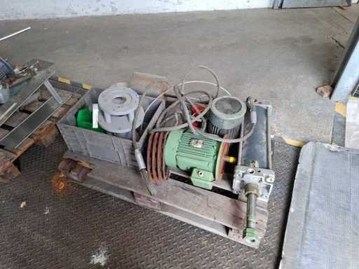 Pallet met elektromotor, cilinder en andere accessoires