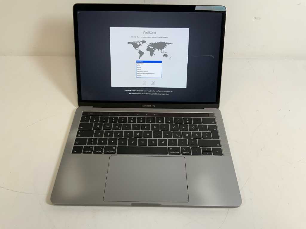 Ordinateur portable Apple MacBook Pro 13,3 pouces, Core(MC) i7 8e génération, 16 Go de RAM, 251 Go NVMe