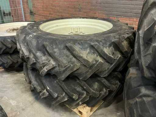 Ford/New Holland Tractorwiel 16.9R38 (2x)