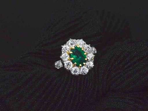 Gouden ring met centrale hoge kwaliteit smaragd en natuurlijke diamanten