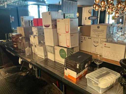 Un număr mare de pahare pentru catering