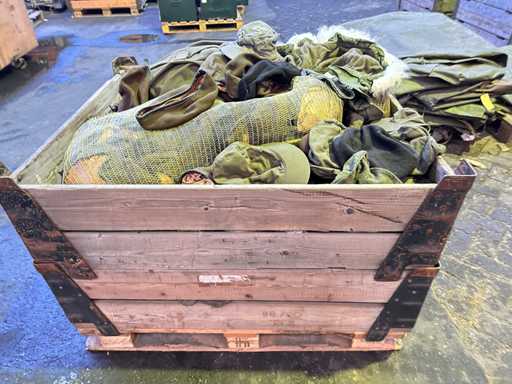 Lot de capace de câmp ?i berete