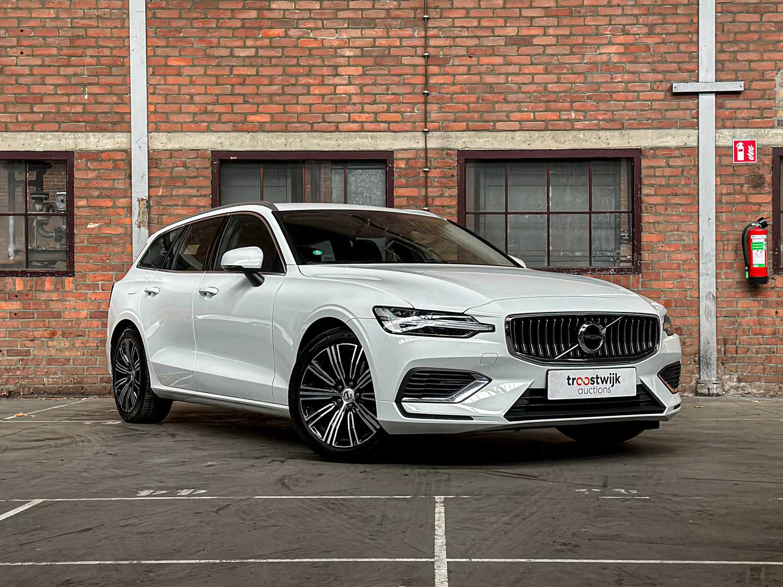 Volvo V60 2.0 T6 Recharge AWD Inscription Expression 253pk 2021 (Origineel-NL + 1e eigenaar), N-828-HZ