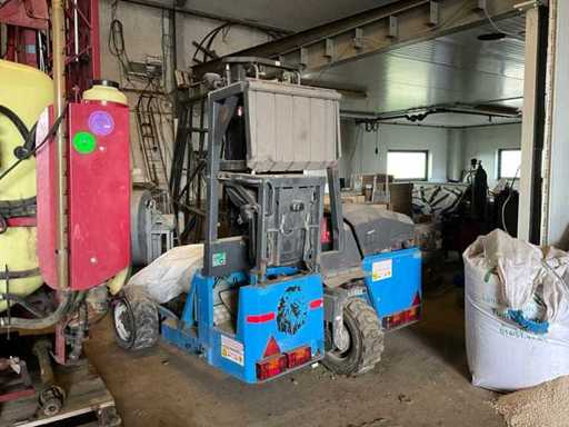 2006 Moffet Reach truck