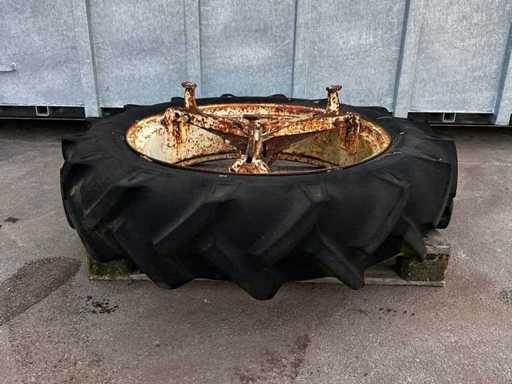 Vredestein – Landwirtschaftsreifen 12,4-36 6-lagig mit Felge und Speichen (1x)