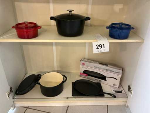 Gietijzeren kookpotten en gietijzeren serveerpan met onderlegger (5x)