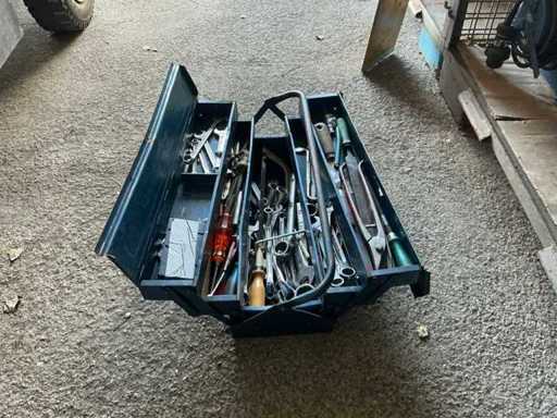 Gereedschapskist met inhoud en 2x kabelspoelen