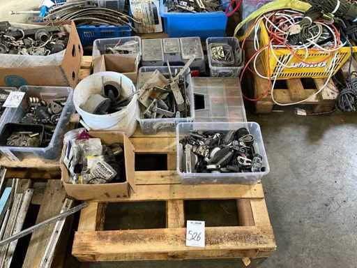 Pallet di varie parti di barca