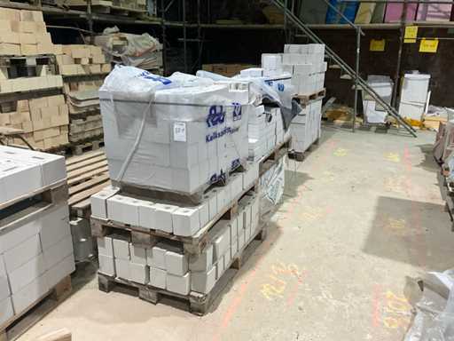 Du?a partia cegie? wapienno-piaskowych o ró?nych rozmiarach