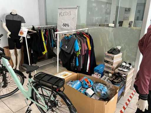 Partij fietskleding en helmen