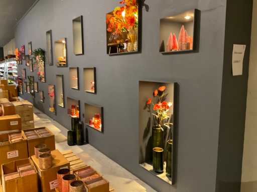 Batch of vases with artificial flowers