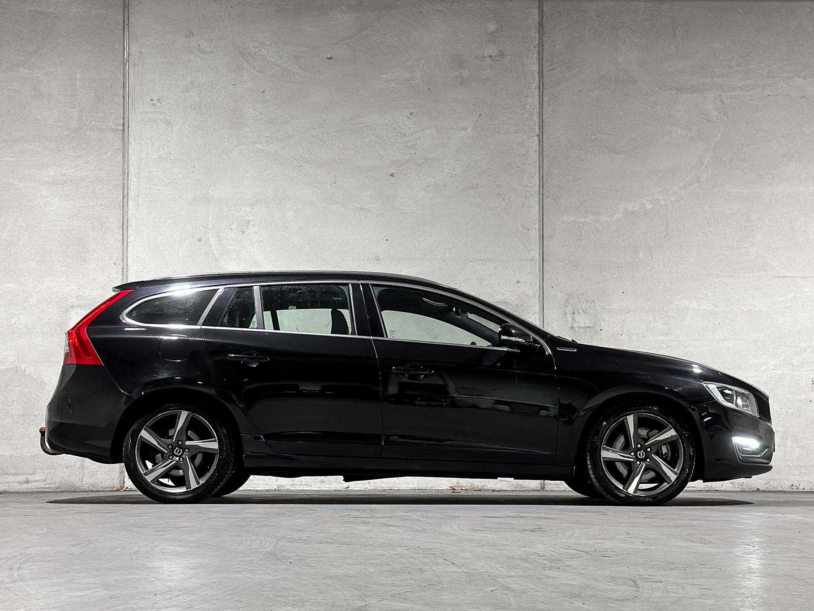 Volvo V60 2.4 D6 AWD Plug-In Hybrid Summum 215pk 2013 (Origineel-NL), 6-SVN-43