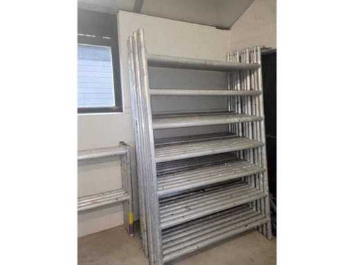 Wiele mobilnych rusztowań