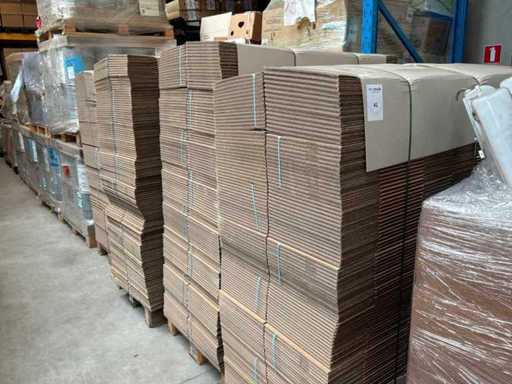 Batch of cardboard boxes