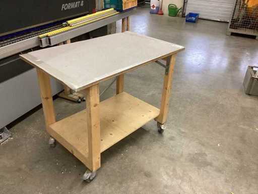 Rollenwagen Arbeitstisch 76x120cm mit Unterfach —Platte Multiplex mit Teppich — 4 Lenkrollen