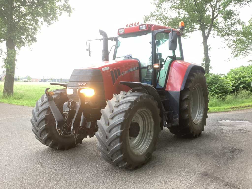 Tracteur agricole Case IH CVX 150 à quatre roues motrices