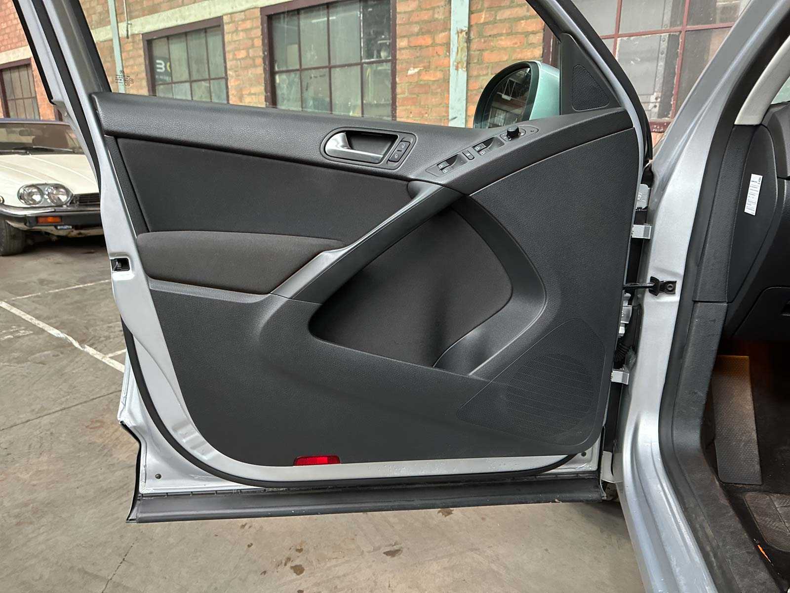 Volkswagen Tiguan 2.0 TSI Sport&Style 4Matic R-Line 170hp 2010, 21-KJR-3 Youngtimer