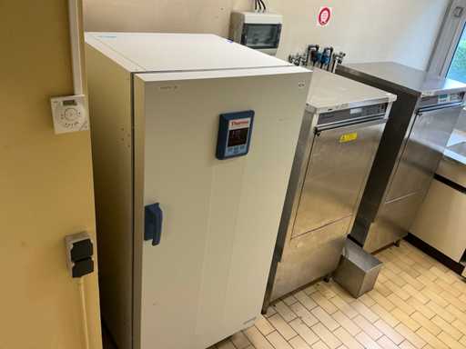 Thermo Scientific OMH400 Etuve