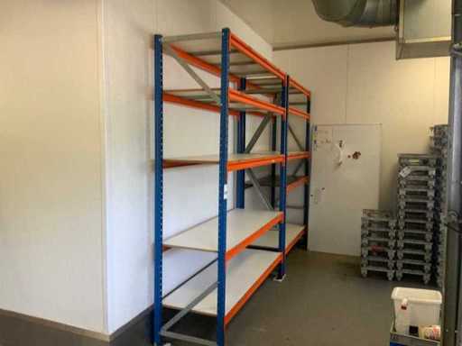 Rack d’étagère (2x) et 1 tableau blanc magnétique