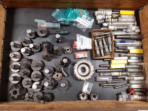 Dużo frezarek i wymiennych płyt