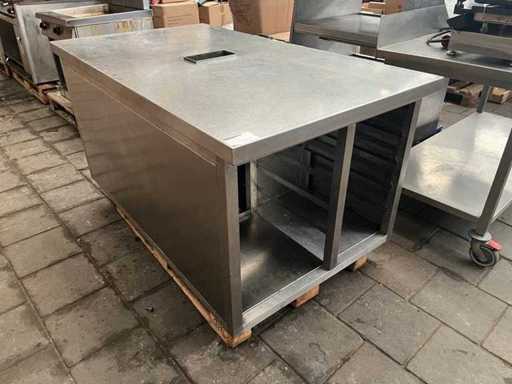 Isola di lavoro in acciaio inox con spazio per contenitori gastronorm