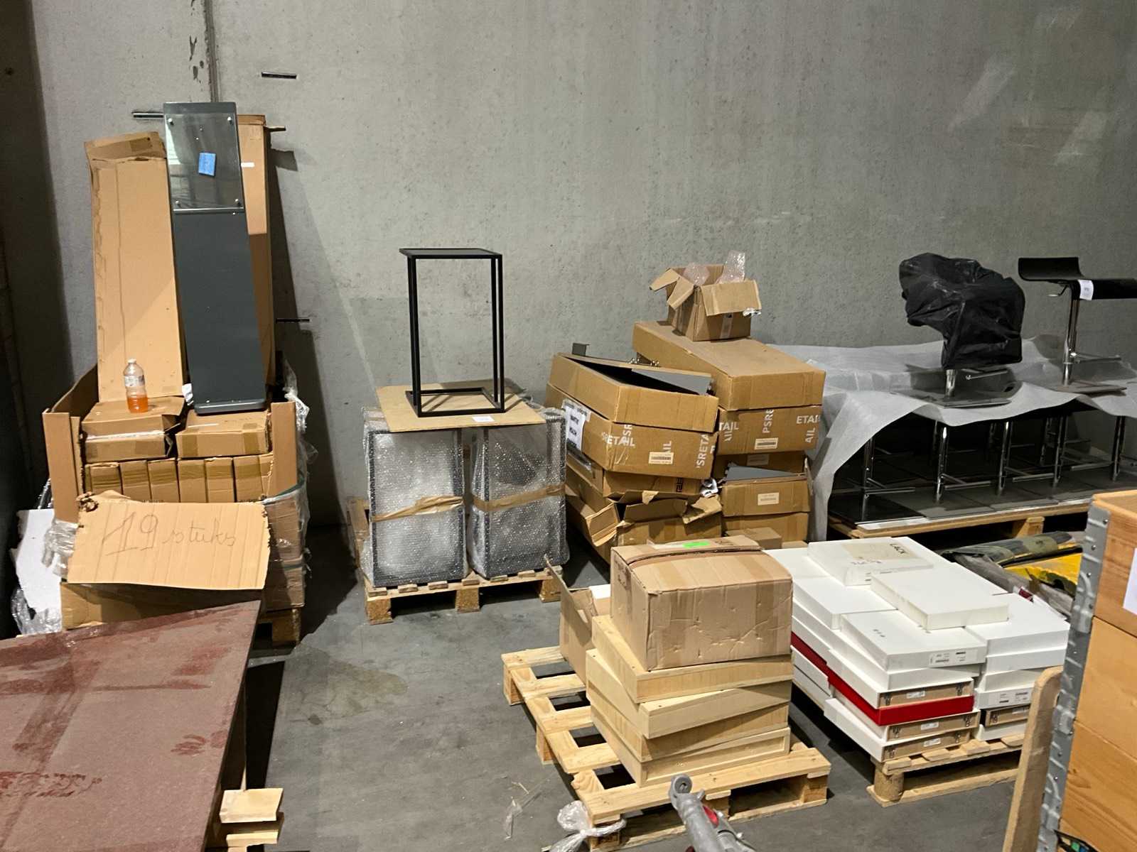 Batch of accessories for stand construction