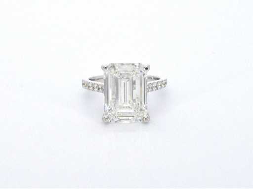 Bague solitaire en or blanc avec un grand diamant taille émeraude de 8,00 carats