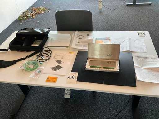 Bureau met bureaustoel en karkas