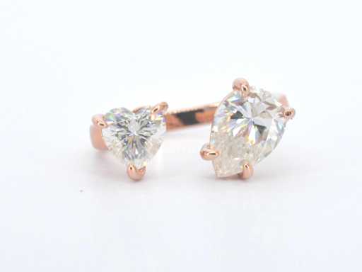 Pierścionek różowego srebra z kamieniami w kształcie serca i owalnymi