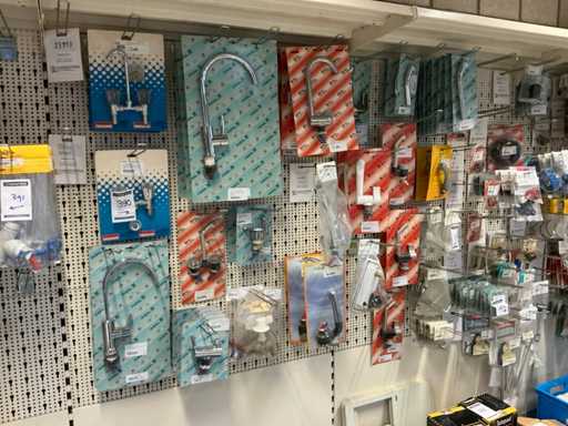 Beaucoup de robinets et d’accessoires (45x)