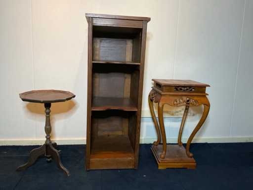 Bijzettafels en kastje (3x)