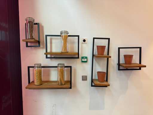 Wall-mounted shelf with decoration (6x)