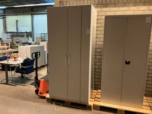 Houten tweedeurskast (2x)