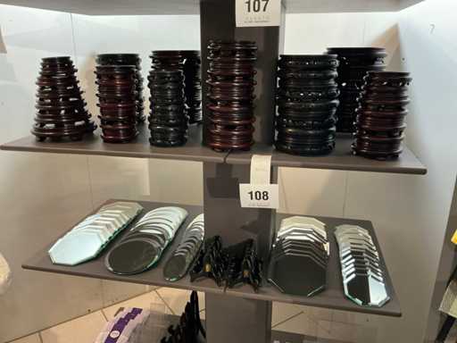 Divers piédestaux, miroirs, supports pour assiettes, supports pour assiettes...