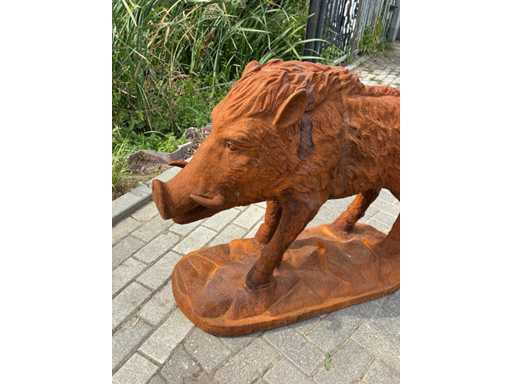 Mistre? din font? în picioare