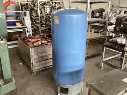 Vertical storage tank