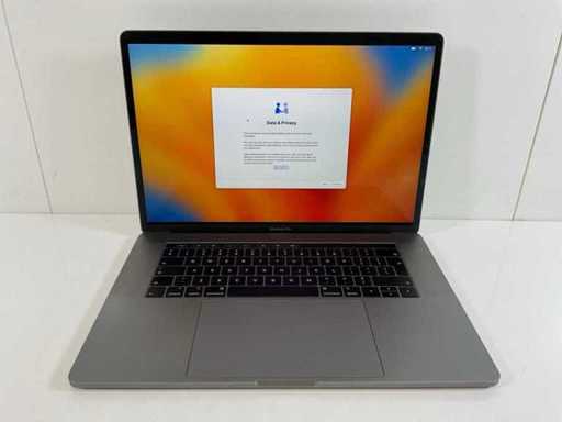 Apple MacBook Pro 15,5”, HexaCore i7, 16 GB RAM, 512 GB NVMe, AMD Radeon Pro 555X 4GB Laptop